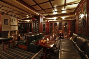 Hotel-Friends1-Lobby-bar