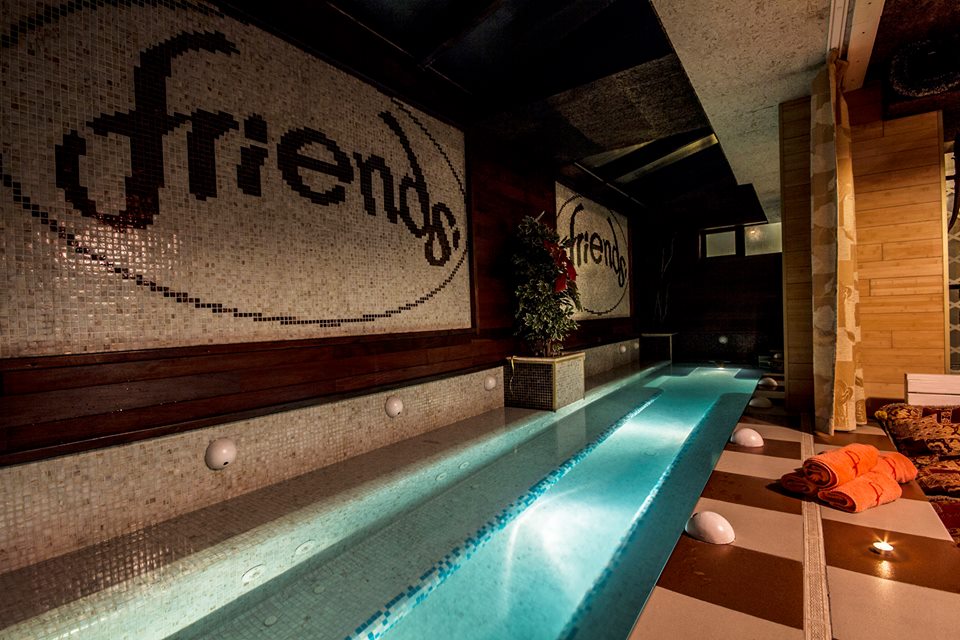 Jaccuzzi Hotel Friends